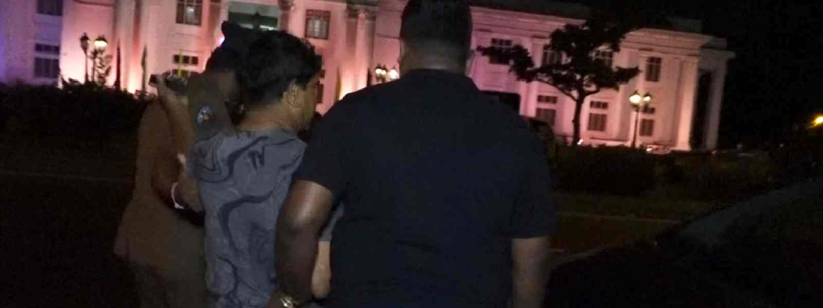 විහාර මහාදේවි උද්‍යානයේදී පුද්ගලයෙකු අත්අඩංගුවට